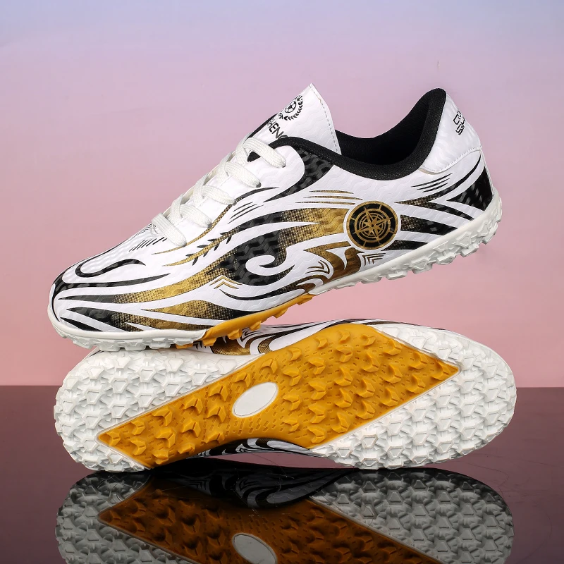 Nouveau Chaussures de Football hommes ultralégères bottes de Football antidérapantes TF Match crampons baskets Futsal intérieur